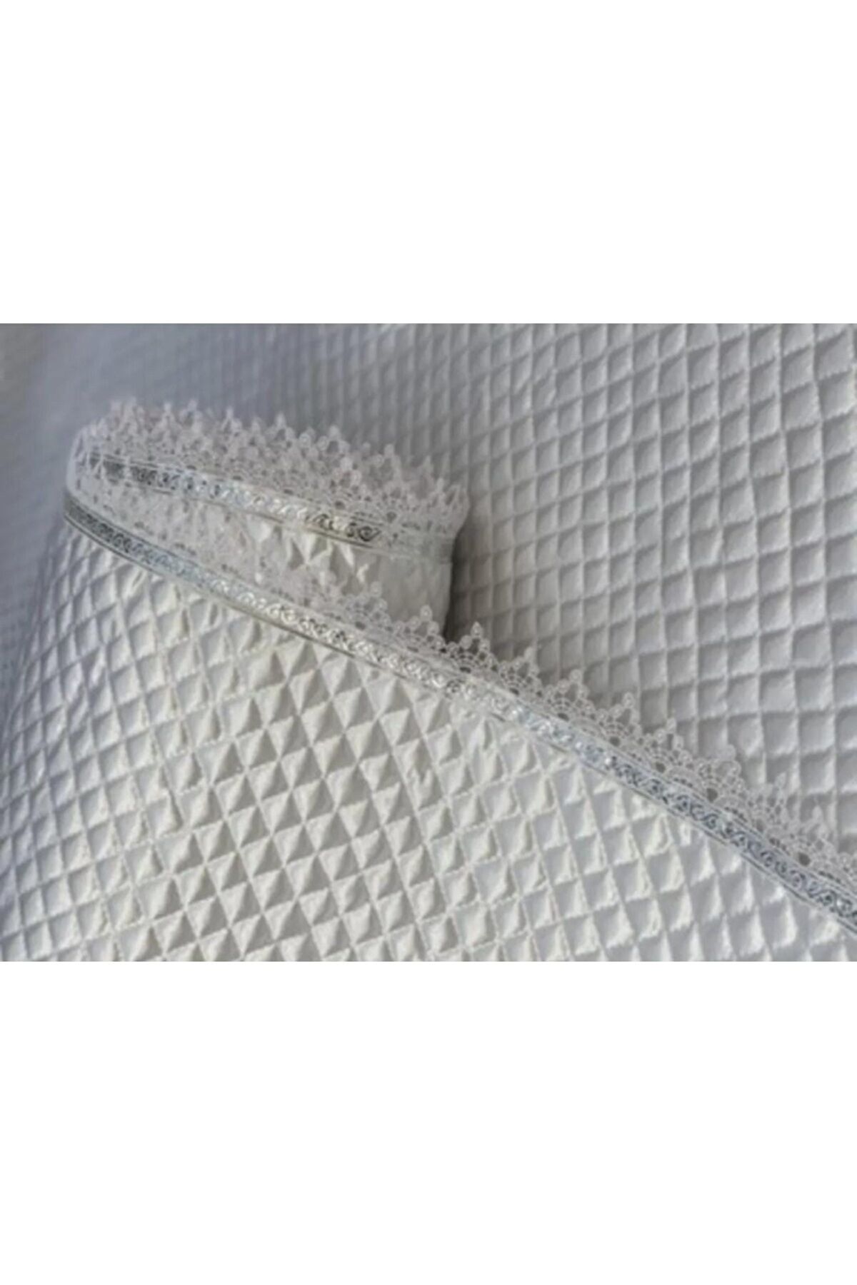 Dolap İçi Beyaz Kapitone Güpürlü Gümüş Sutaşlı Raf Örtüsü En 50santim Boy 7 Metre