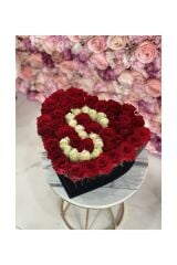 Kırmızı Kadife Kalpli Kutuda Kırmızı Güller Ve Harf