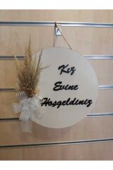 Kız Evine Hoşgeldiniz Yazılı Ahşap Kapı Süsü 28*28 Cm
