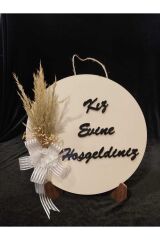 Kız Evine Hoşgeldiniz Yazılı Ahşap Kapı Süsü 28*28 Cm