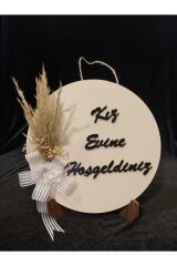 Kız Evine Hoşgeldiniz Yazılı Ahşap Kapı Süsü 28*28 Cm