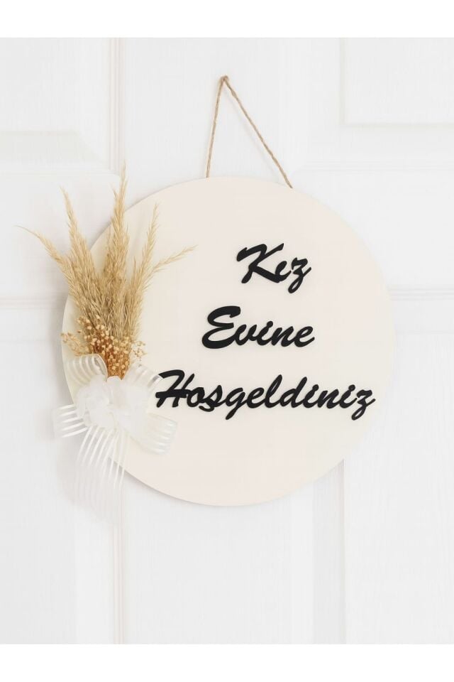 Kız Evine Hoşgeldiniz Yazılı Ahşap Kapı Süsü 28*28 Cm