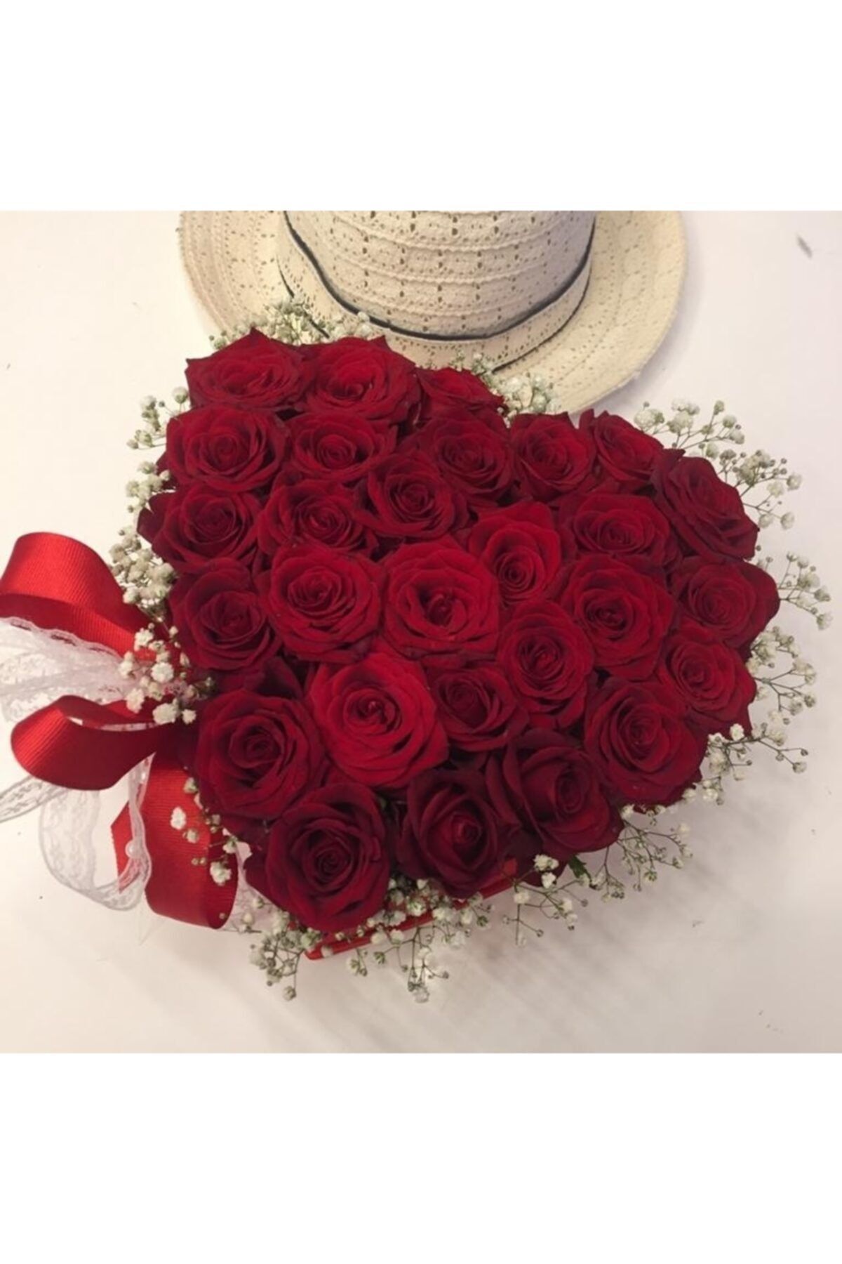 Kırmızı Kadife Kalpli Kutuda Kırmızı Güller Ve Cipsolu