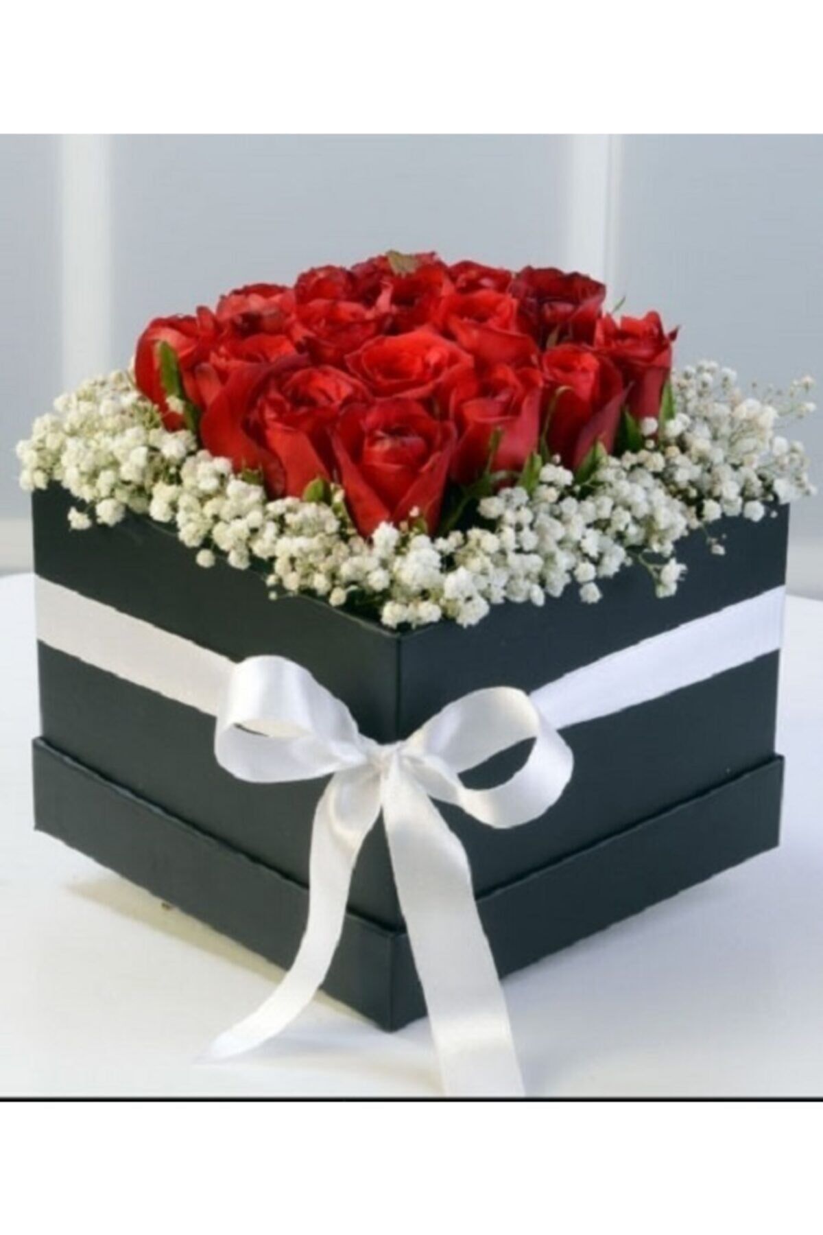 Siyah Kare Kutuda Kırmızı Güller Ve Cipso