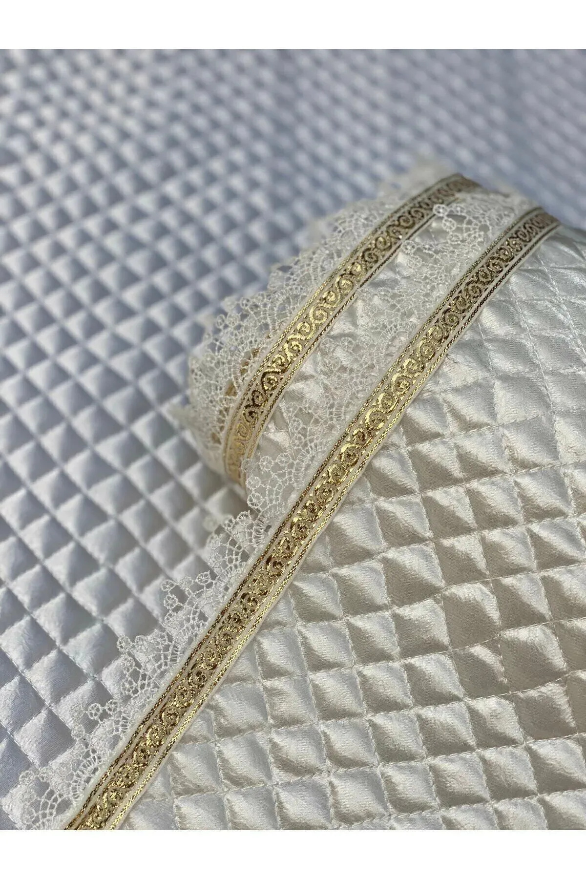 Dolap İçi Krem Kapitone Güpürlü Gold Su Taşlı Raf Örtüsü En 50 santim Boy 10 Metre