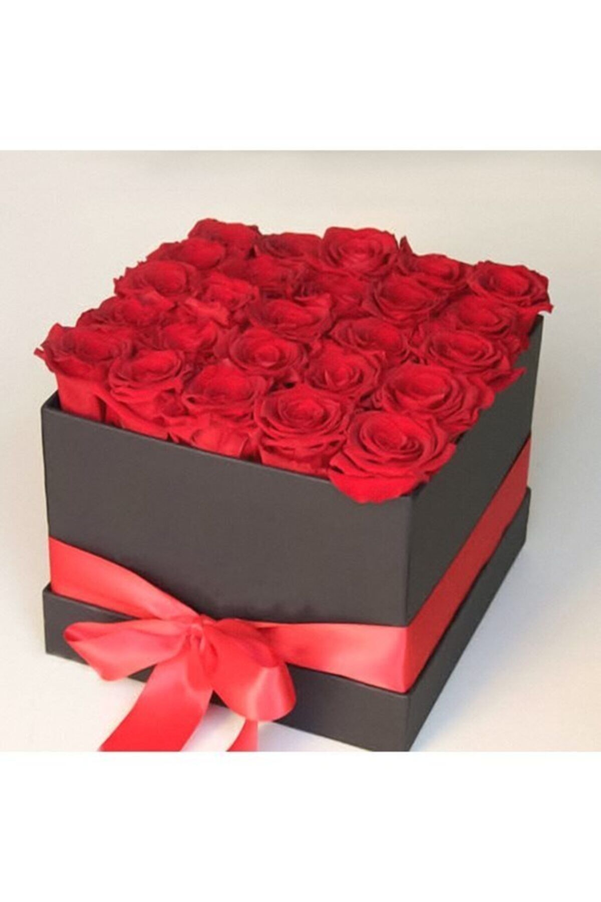 Siyah Kare Kutu Içinde Kadife Kırmızı Güller