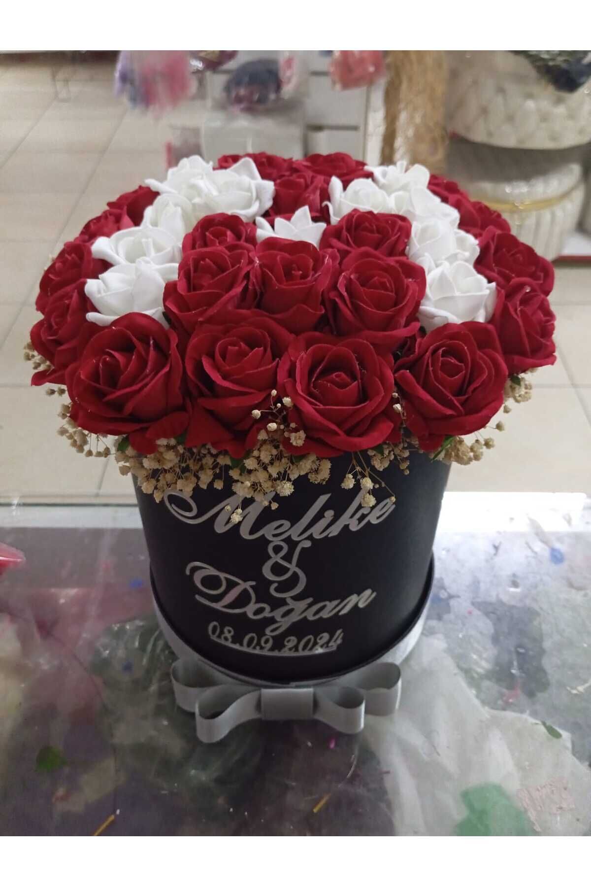 Harfli İsme Özel Silindir Kutuda Gerçek Görünümlü Yapay Kadife Gül Kız Isteme Buketi  Düğün Nişan