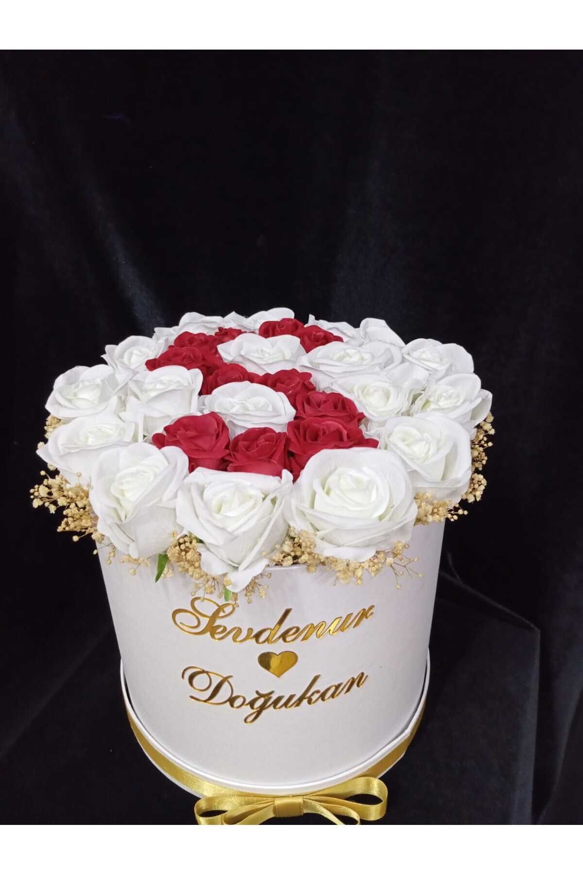 Harfli İsme Özel Silindir Kutuda Gerçek Görünümlü Yapay Kadife Gül Kız Isteme Buketi  Düğün Nişan