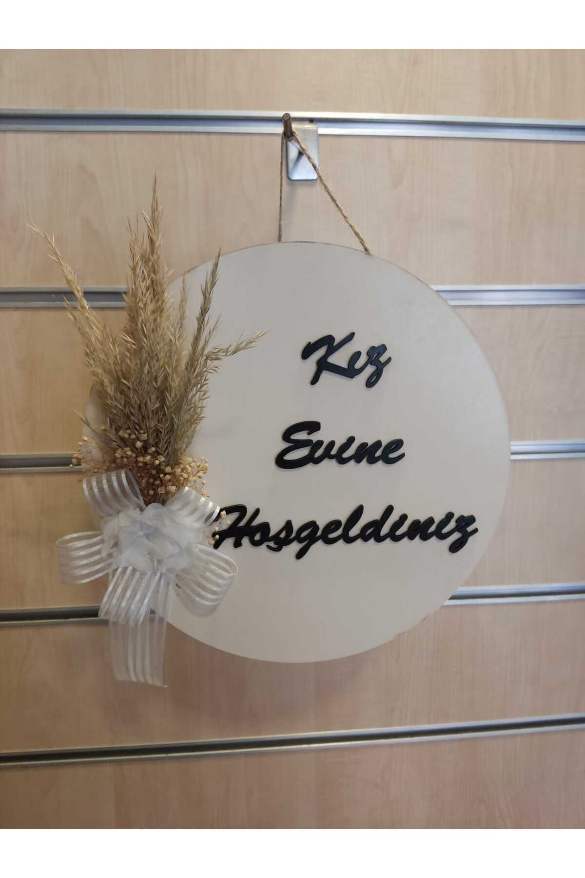 Kız Evine Hoşgeldiniz Yazılı Ahşap Kapı Süsü 28*28 Cm Krem Siyah