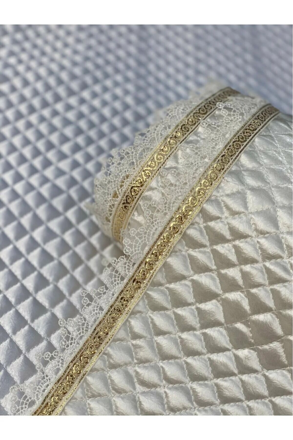 Dolap İçi Krem Kapitone Güpürlü Gold Sutaşlı Raf Örtüsü En 50 santim Boy 10 Metre