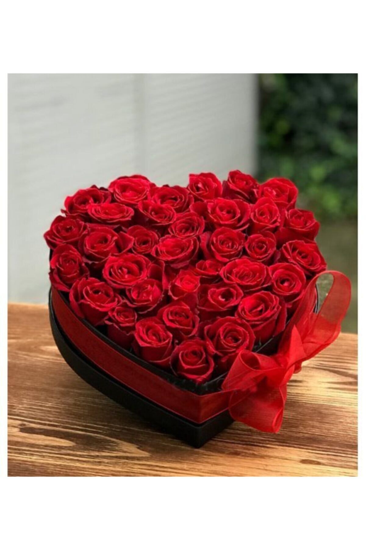 Siyah Kadife Kalpli Kutuda Kırmızı Güller