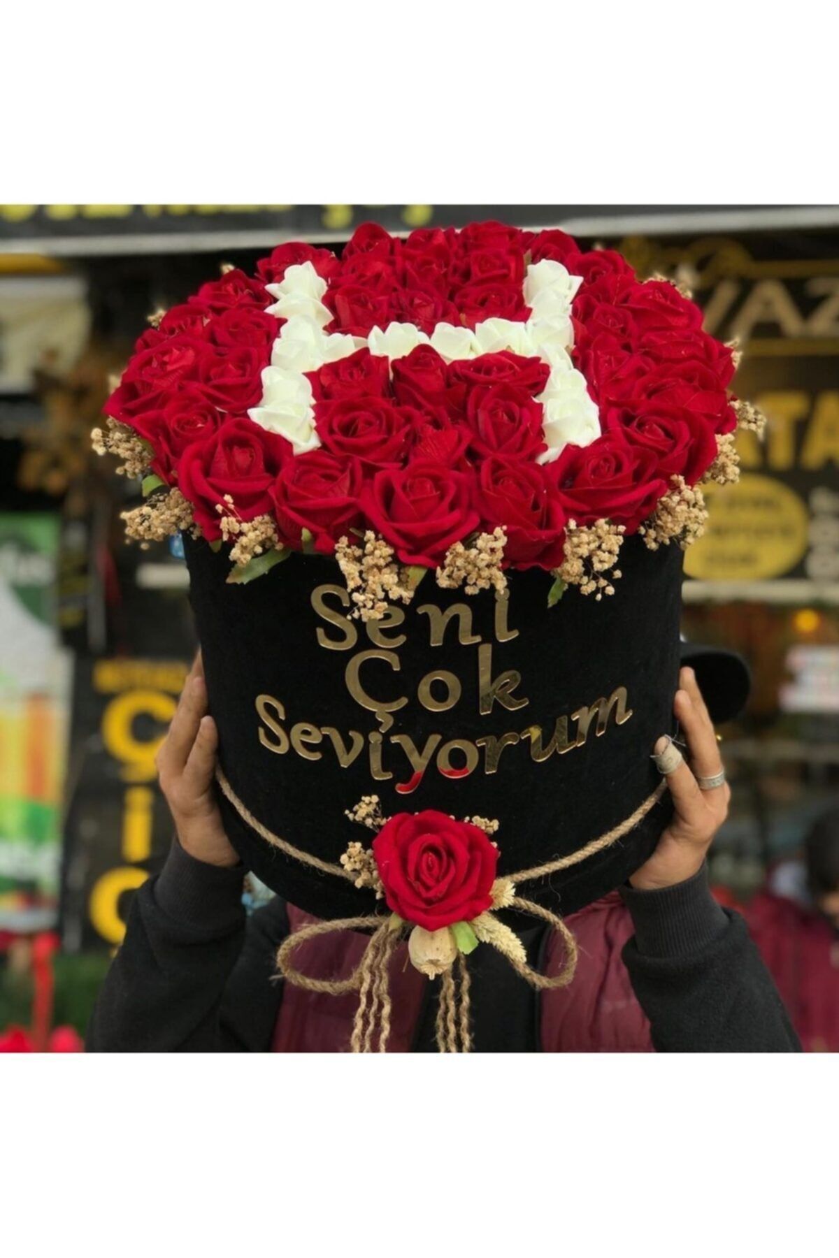 Silindir Kutuda Yapay Kadife Güllerle Harf Yazılmış Isme Özel Kız Isteme Buketi