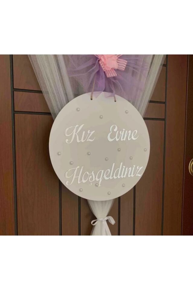 Kız Evine Hoşgeldiniz Ahşap Kapı Süsü İnci Süslemeli Duvar Dekoru 28cm Gümüş Yazili