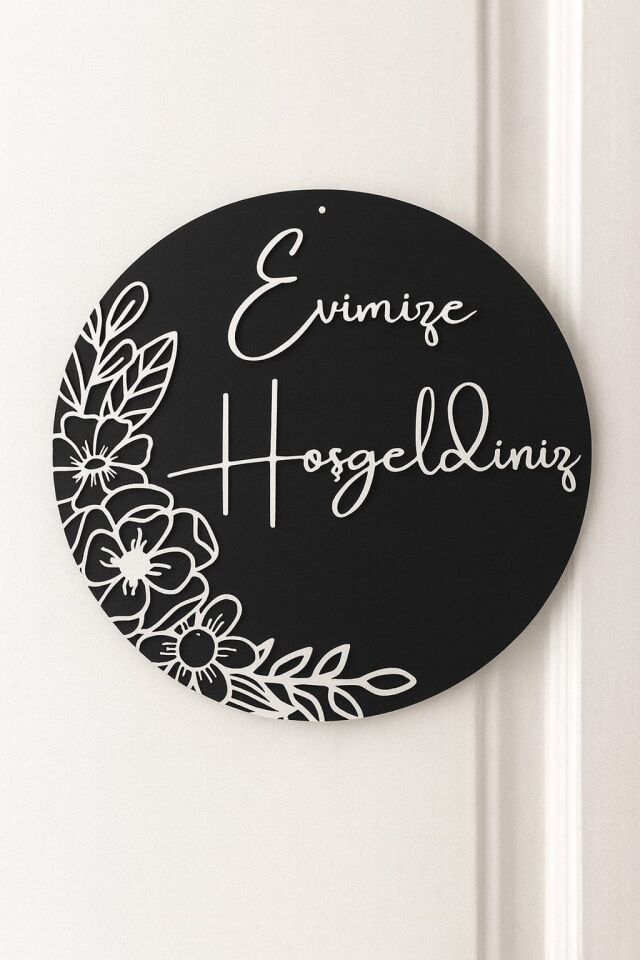 Evimize Hoşgeldiniz Yazılı Ahşap Kapı Süsü Duvar Dekoru Hediyelik Süs 23 cm Çapında Siyah Beyaz