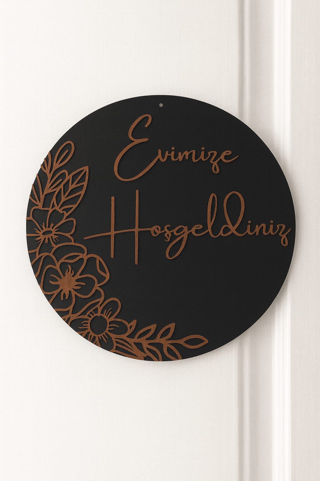 Evimize Hoşgeldiniz Yazılı Ahşap Kapı Süsü Duvar Dekoru Hediyelik Süs 23 cm Çapında siyah ahşap